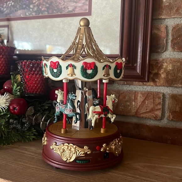 ❤️1998 Maisto Christmas Collection animated musical "VILLAGE CAROUSEL - Picture 1 of 11